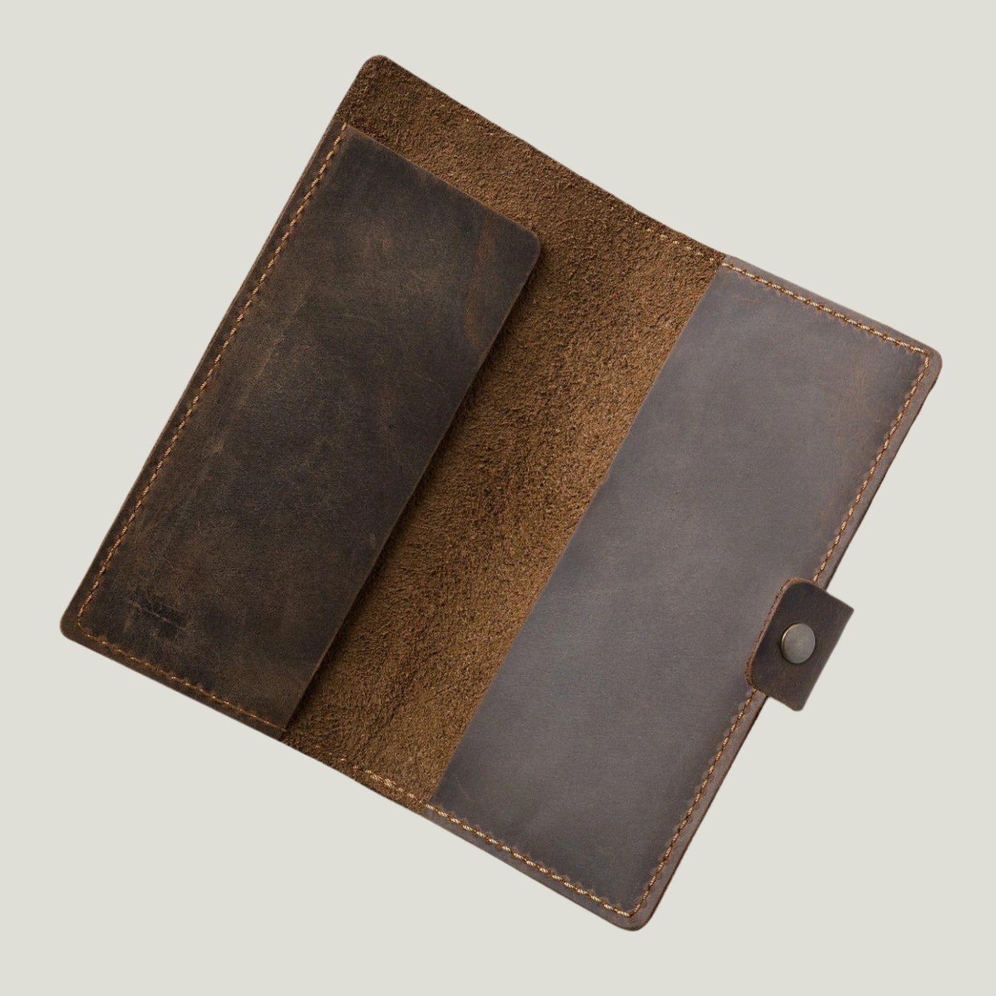 Chestnut leather checkbook cover with vintage brass snap closure, handcrafted by Atelier PEGAI. Features an extra pocket and fire-branded personalization option.