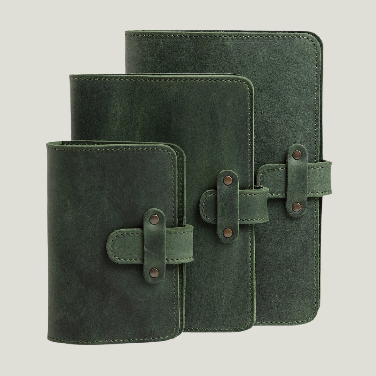 Handcrafted green leather journal with antique brass hardware, refillable pages, and a built-in pen loop. Personalized with fire-branded initials, this Atelier PEGAI DuPage Leather Journal combines rustic elegance with timeless craftsmanship—perfect for storytellers, writers, and gift-givers.