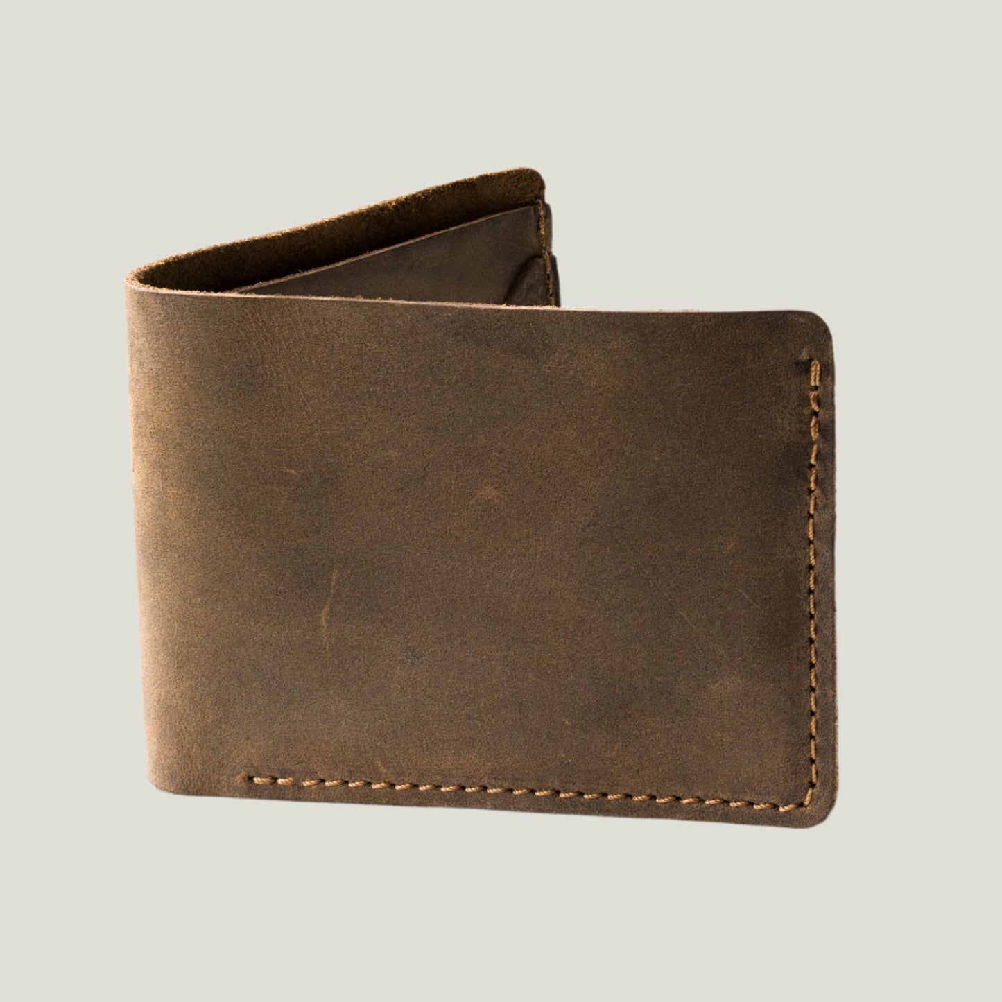 Chestnut leather bifold wallet by Atelier PEGAI, handcrafted in Ubrique, Spain. Featuring four card slots, a bill compartment, and customizable fire-branded initials, this timeless wallet embodies expert craftsmanship and personalization.