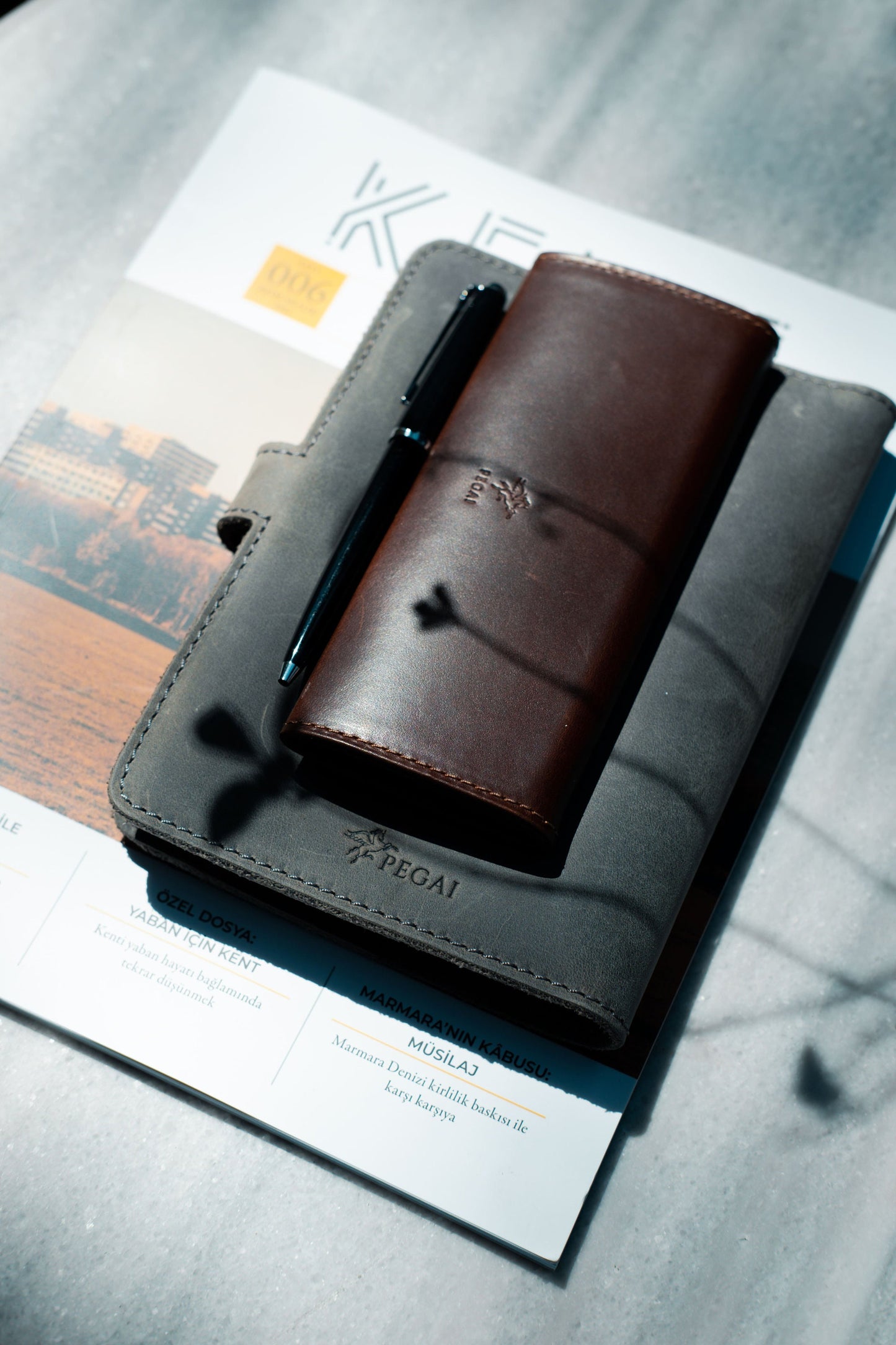 Elm Leather Eyeglasses Case in Antique – A handcrafted leather case with a sleek fold-flat design, magnetic closure, and soft interior lining for added protection.