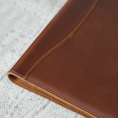 Close-up of the spine on the Marshall Leather Padfolio in Djor Brown, showing hand-stitched detailing and the natural texture of premium full-grain leather. A true showcase of Atelier PEGAI’s craftsmanship and commitment to quality that lasts.
