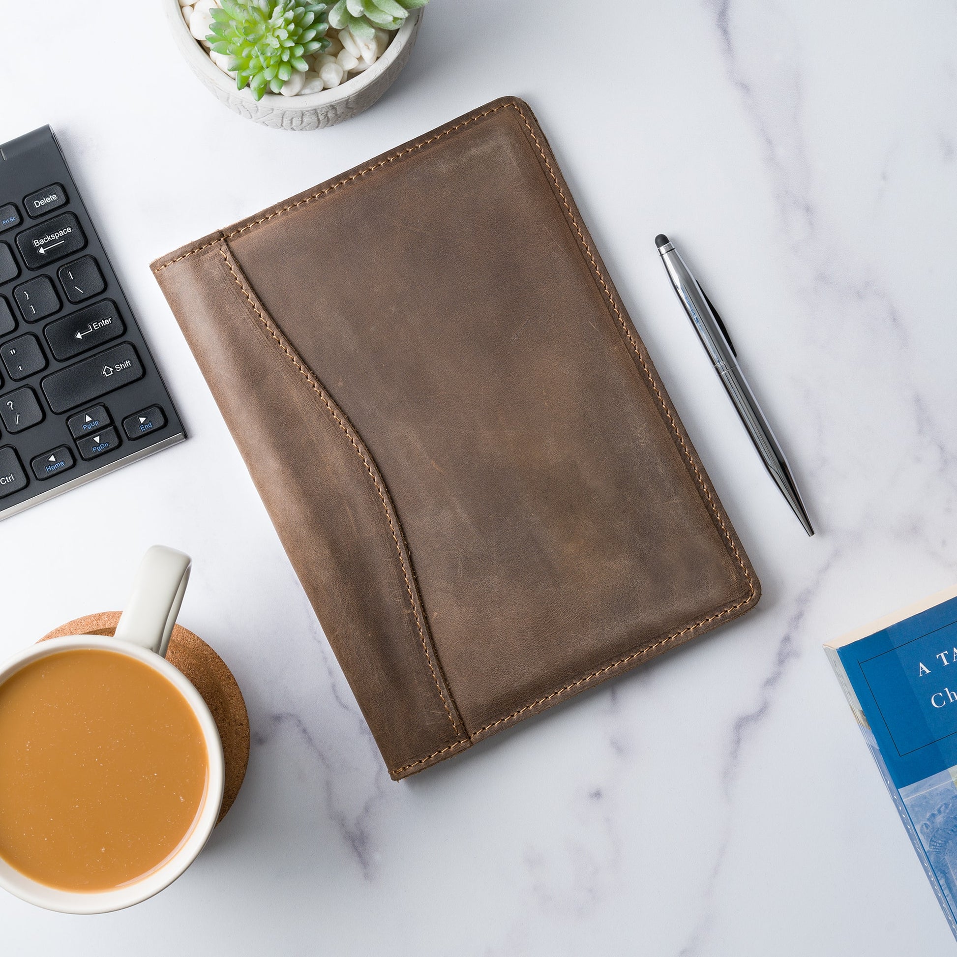 Elegant sand-colored leather padfolio with a pen holder, business card slot, and inside pocket, crafted by Atelier PEGAI. Designed for 8” x 5” legal pads, this handcrafted piece blends rustic charm with personalization, featuring fire-branded initials for a timeless, bespoke touch.