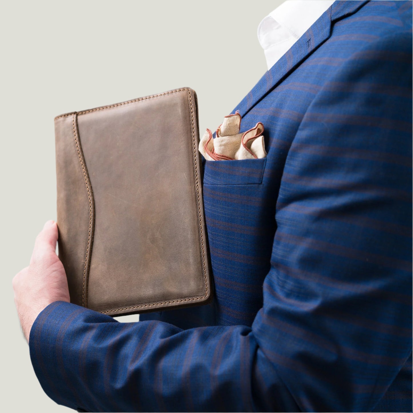 Elegant sand-colored leather padfolio with a pen holder, business card slot, and inside pocket, crafted by Atelier PEGAI. Designed for 8” x 5” legal pads, this handcrafted piece blends rustic charm with personalization, featuring fire-branded initials for a timeless, bespoke touch.